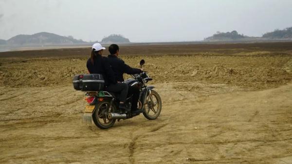 鄱阳湖畔的“护鸟夫妻” 鄱阳湖畔的“护鸟夫妻”