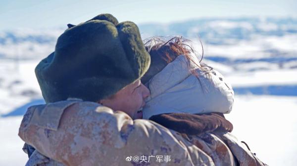 界碑见证爱情！军嫂带双胞胎跨越千里看望戍边丈夫