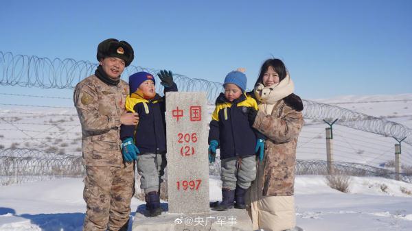 界碑见证爱情！军嫂带双胞胎跨越千里看望戍边丈夫
