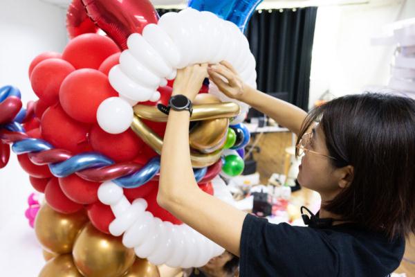 马来西亚：气球舞狮搭配 带来别样年味