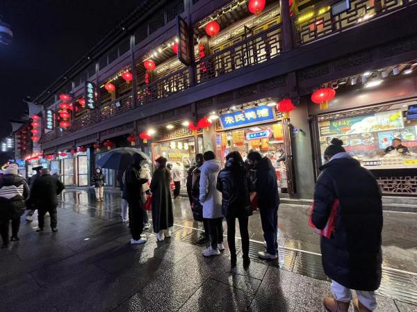 烟火气回归，南京小店再现排队等位
