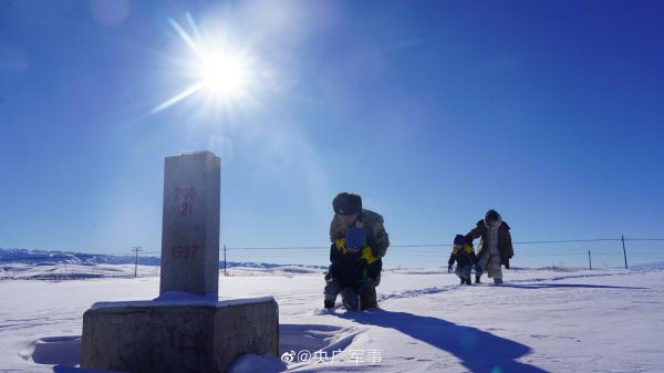 界碑见证爱情！军嫂带双胞胎跨越千里看望戍边丈夫