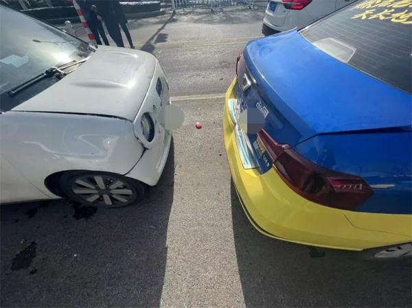 漯河：跟车太近，三车追尾！