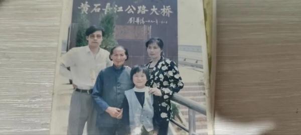 不可思议像做梦一样双胞胎姐妹失散35年后相见