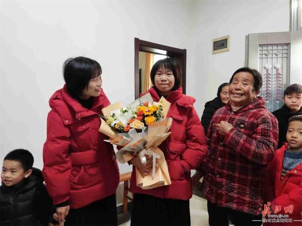 “不可思议，像做梦一样” 双胞胎姐妹失散35年后相见