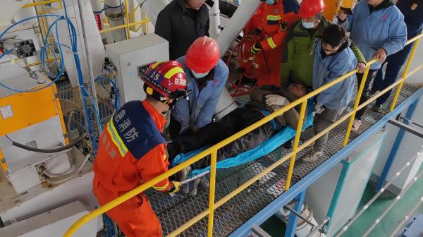 当心被“咬”！一工人操作不慎手臂卷入粉碎机！