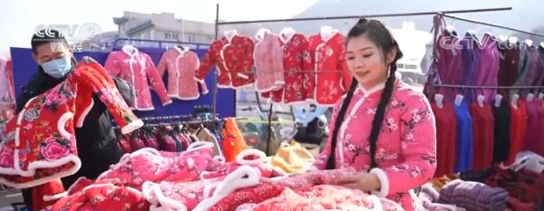 山东济南仲宫大集寻年味 万人赶集备年货