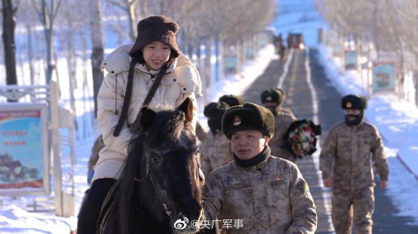 界碑见证爱情！军嫂带双胞胎跨越千里看望戍边丈夫