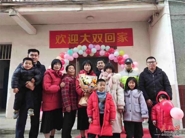 “不可思议，像做梦一样” 双胞胎姐妹失散35年后相见