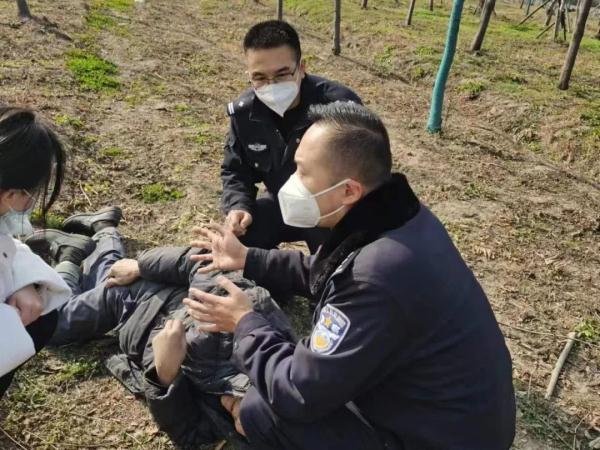 耄耊老人迷途走失,警方开展地毯式搜寻终获救 耄耊老人迷途走失,警方开展地毯式搜寻终获救