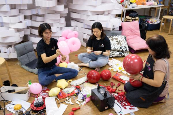 马来西亚：气球舞狮搭配 带来别样年味
