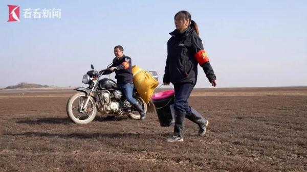 鄱阳湖畔的“护鸟夫妻” 鄱阳湖畔的“护鸟夫妻”