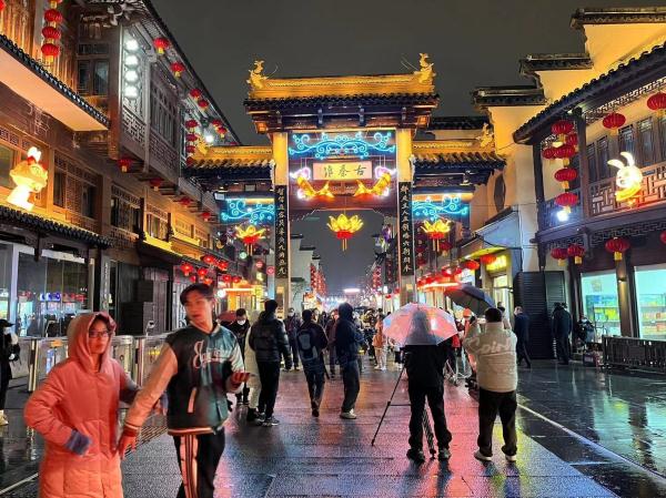 烟火气回归，南京小店再现排队等位