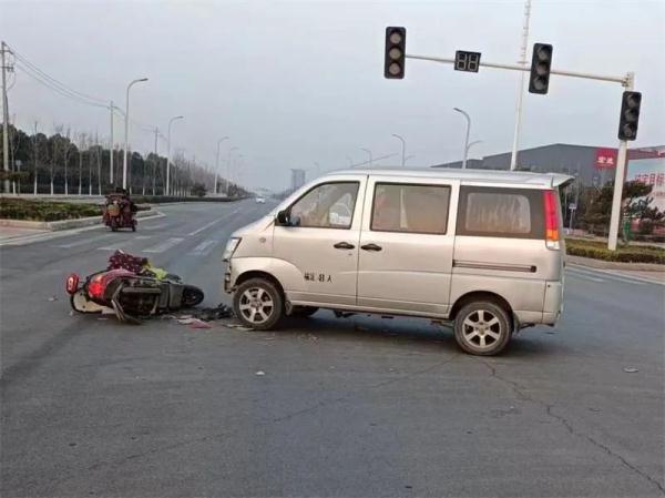 漯河：跟车太近，三车追尾！