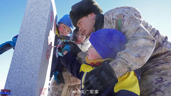 界碑见证爱情！军嫂带双胞胎跨越千里看望戍边丈夫