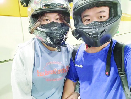 “00后”小伙带女友骑摩托车回老家过年