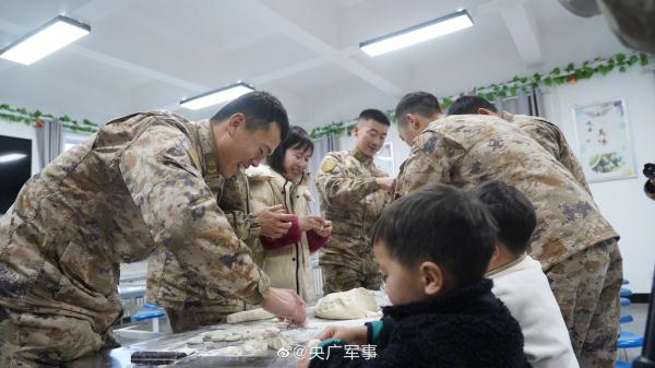 界碑见证爱情！军嫂带双胞胎跨越千里看望戍边丈夫