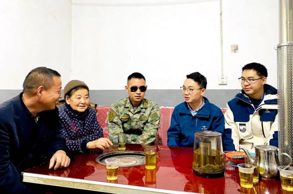 “八一勋章”获得者杜富国回家过年