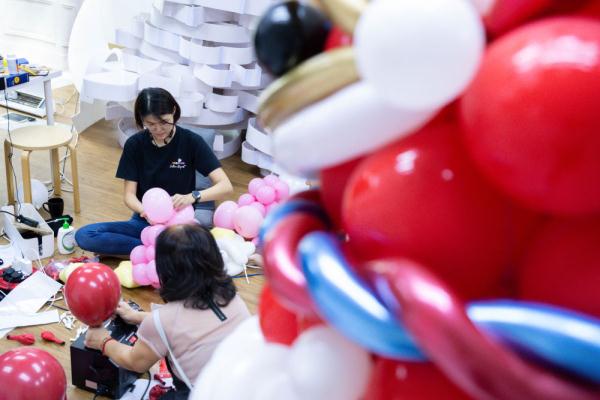 马来西亚：气球舞狮搭配 带来别样年味