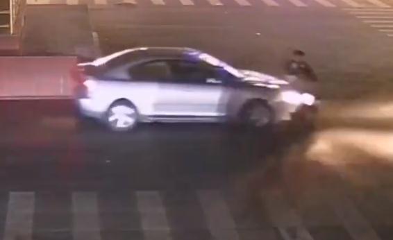 生疼！10岁男孩违规载人不戴头盔逆行惹祸！