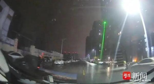 男子行车途中遭激光笔照射，视力降到0.12！