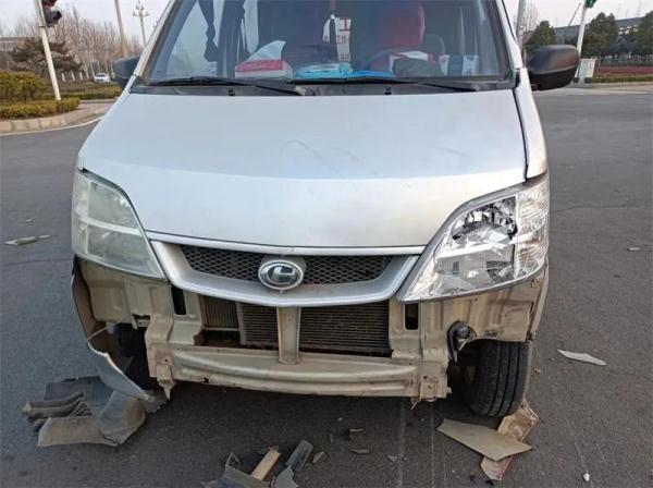 漯河：跟车太近，三车追尾！