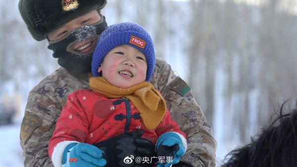界碑见证爱情！军嫂带双胞胎跨越千里看望戍边丈夫