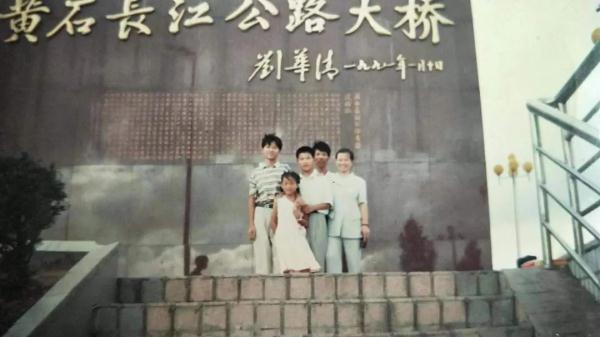“不可思议，像做梦一样” 双胞胎姐妹失散35年后相见