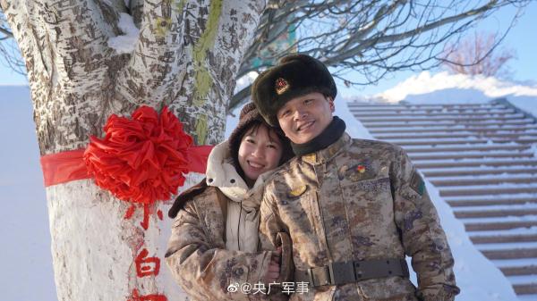 界碑见证爱情！军嫂带双胞胎跨越千里看望戍边丈夫