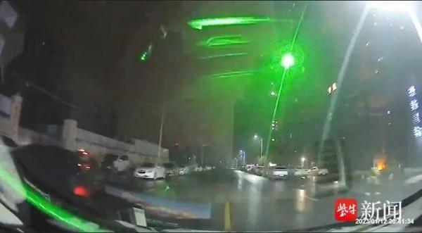 男子行车途中遭激光笔照射，视力降到0.12！