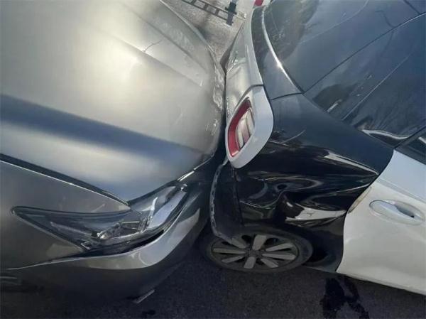 漯河：跟车太近，三车追尾！