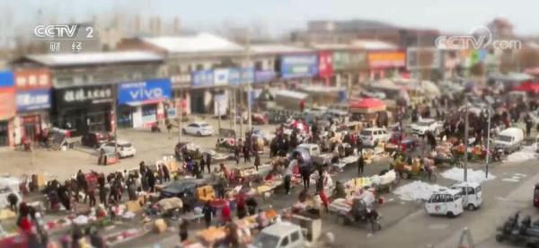 迎新春买年货 山西临汾百年大集人气旺