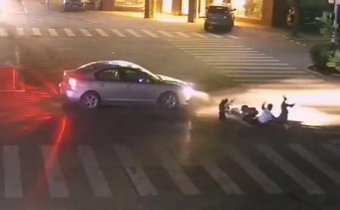 生疼！10岁男孩违规载人不戴头盔逆行惹祸！