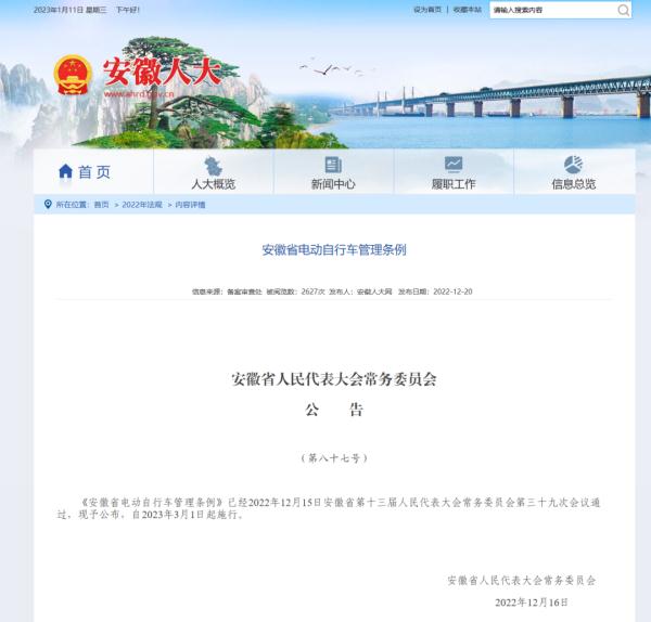 生疼！10岁男孩违规载人不戴头盔逆行惹祸！