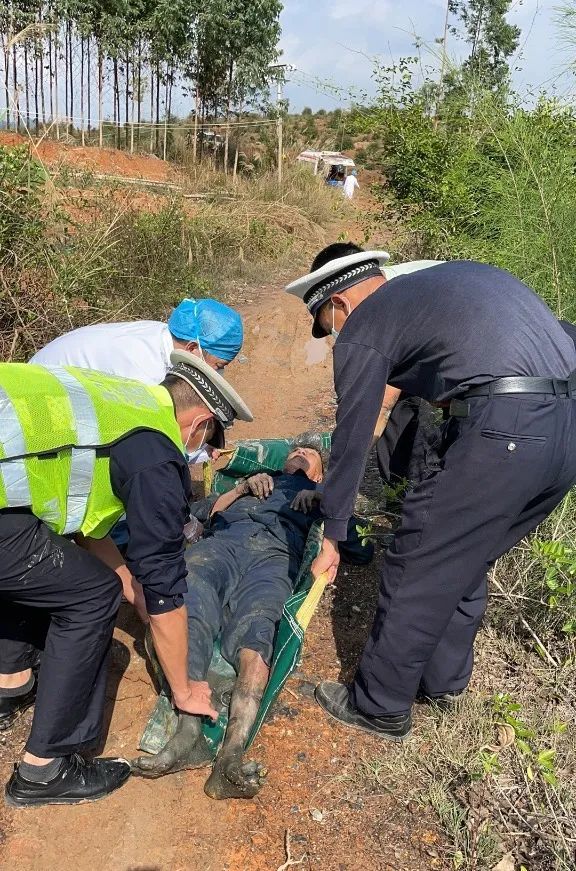 失联一夜,老人被困水沟!关键时刻,他们来了! 失联一夜,老人被困水沟!关键时刻,他们来了!