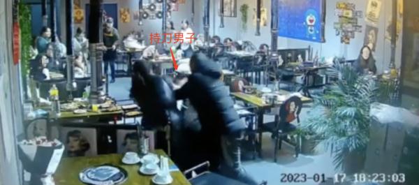 监控曝光！女子烧烤店内被男子持刀锁喉，接下来一幕太惊险……