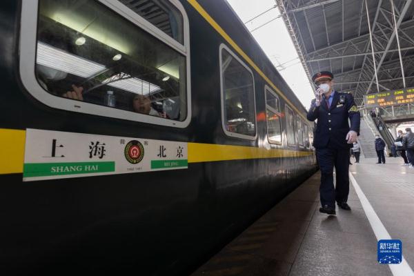 “京沪神车”上的春运面孔