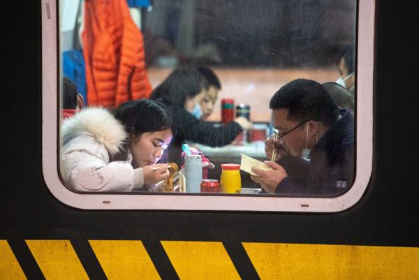 归途列车车厢里的温情