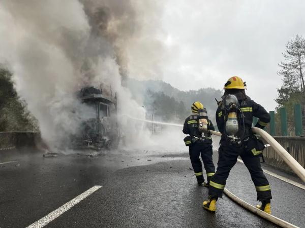 贵州一大货车起火,10辆特斯拉新车烧成空壳! 贵州一大货车起火,10辆特斯拉新车烧成空壳!