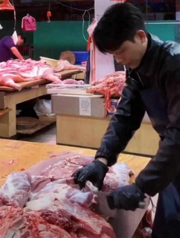 颜值惊人!卖猪肉的00后突然走红 颜值惊人!卖猪肉的00后突然走红