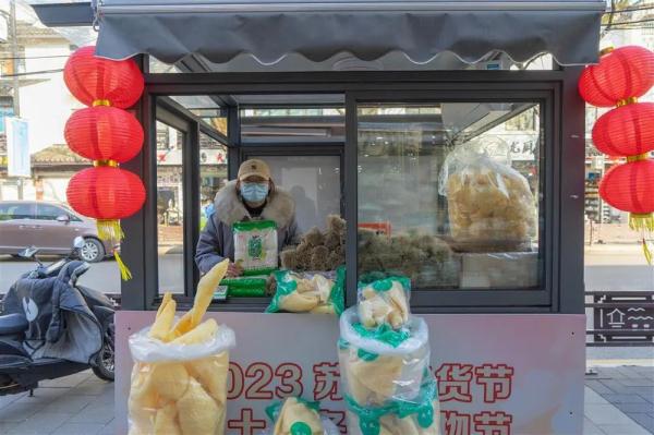 这里的市民去买年货发现：核酸采样亭变得都快认不出来了