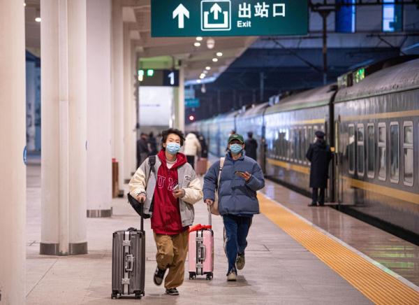 归途列车车厢里的温情