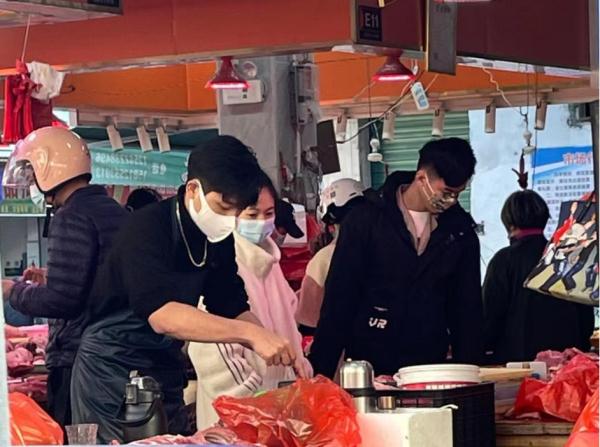 颜值惊人!卖猪肉的00后突然走红 颜值惊人!卖猪肉的00后突然走红