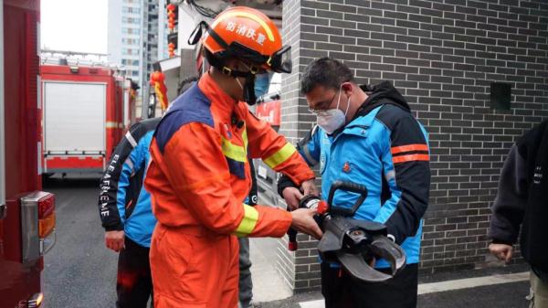 消防员与重庆山火中摩托骑手的团年饭