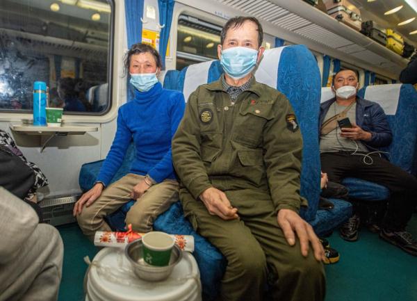 归途列车车厢里的温情