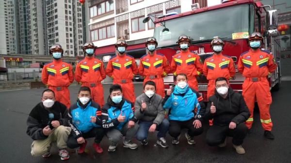 消防员与重庆山火中摩托骑手的团年饭