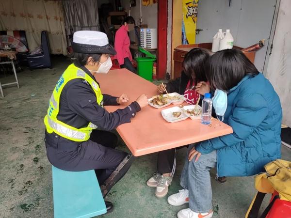 “看到警察姐姐,我们就不害怕了……”近10个小时的守护,女孩平安踏上回家的路 “看到警察姐姐,我们就不害怕了……”近10个小时的守护,女孩平安踏上回家的路