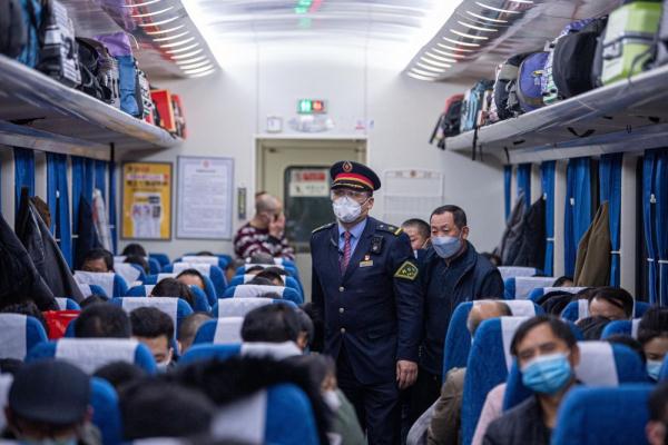 归途列车车厢里的温情