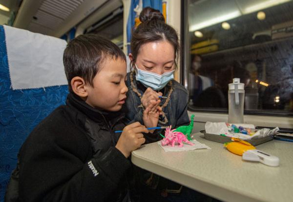 归途列车车厢里的温情