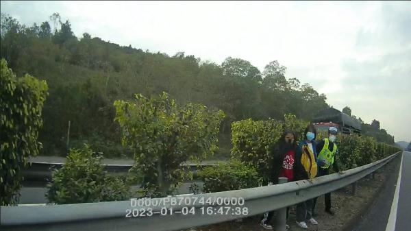 “看到警察姐姐,我们就不害怕了……”近10个小时的守护,女孩平安踏上回家的路 “看到警察姐姐,我们就不害怕了……”近10个小时的守护,女孩平安踏上回家的路